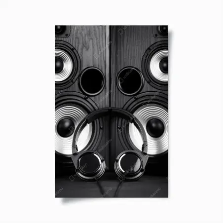 Póster auriculares frente a altavoces en blanco y negro – Pixers®