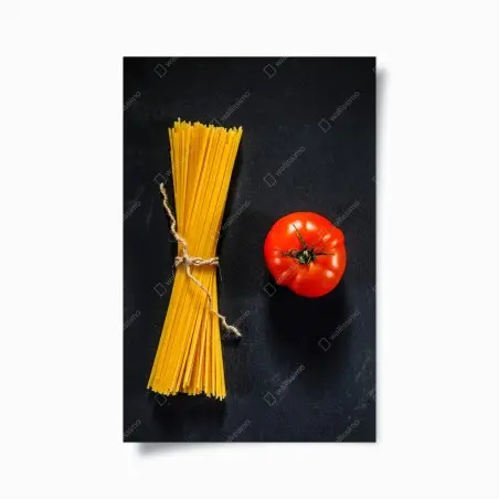 Póster bodegón de espaguetis y tomate sobre fondo oscuro – Pixers®