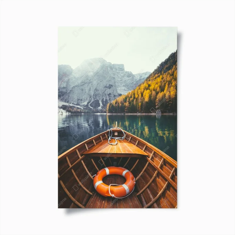 Póster amanecer en Lago di Braies: bote de madera y montañas
