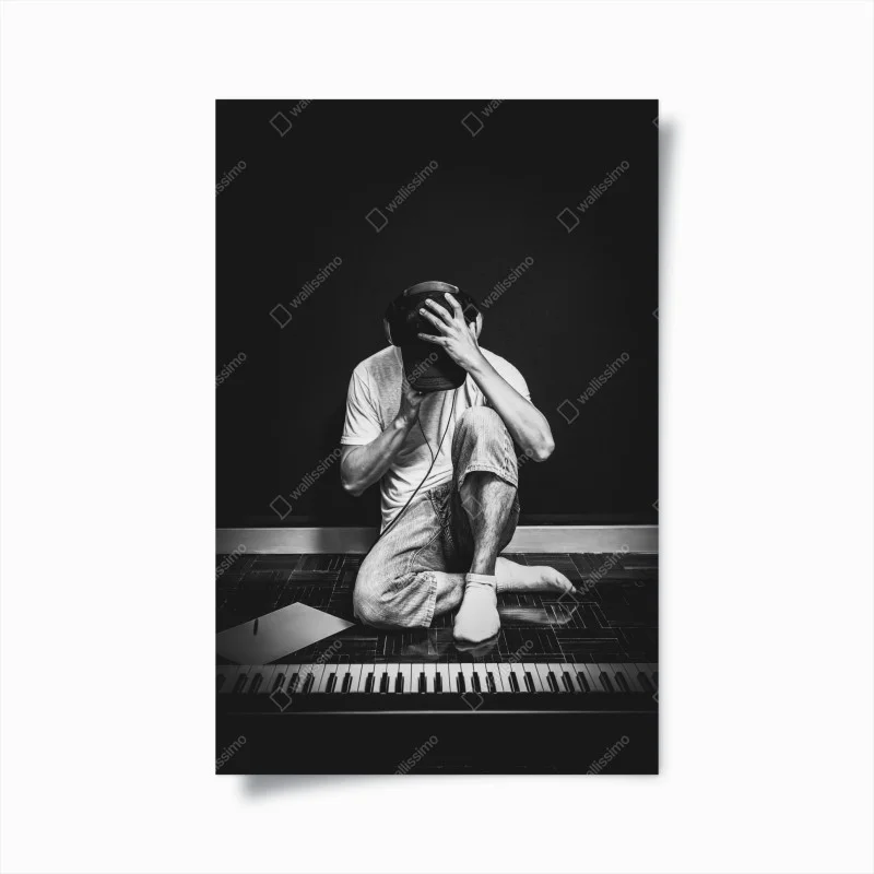 Póster músico introspectivo junto al teclado