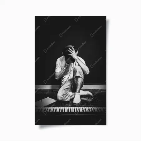 Póster músico introspectivo junto al teclado – Pixers®