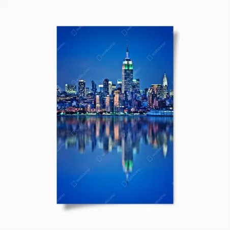 Póster panorámica nocturna de Nueva York con reflejos sobre el agua – Pixers®