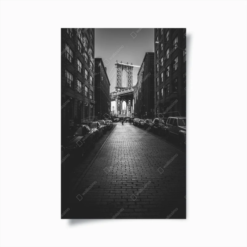 Póster calle empedrada con vista al puente de Manhattan