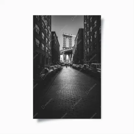 Póster calle empedrada con vista al puente de Manhattan – Pixers®