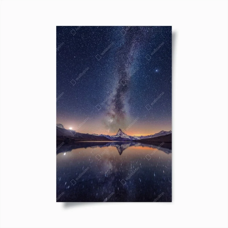 Póster cielo estrellado sobre montaña reflejada