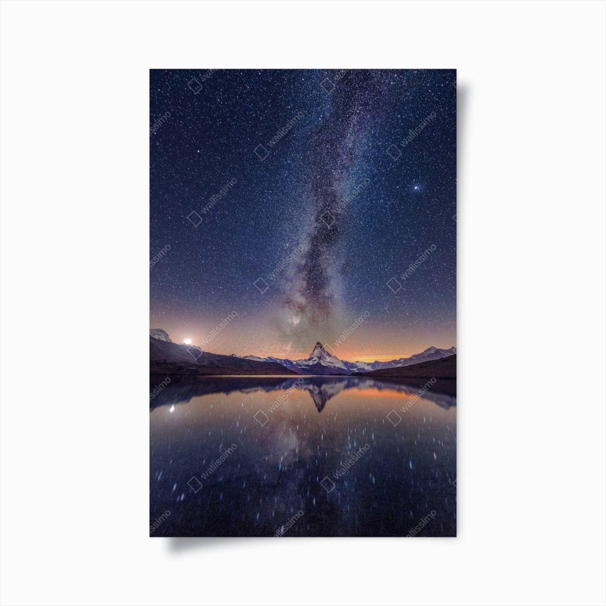Póster cielo estrellado sobre montaña reflejada – Pixers®