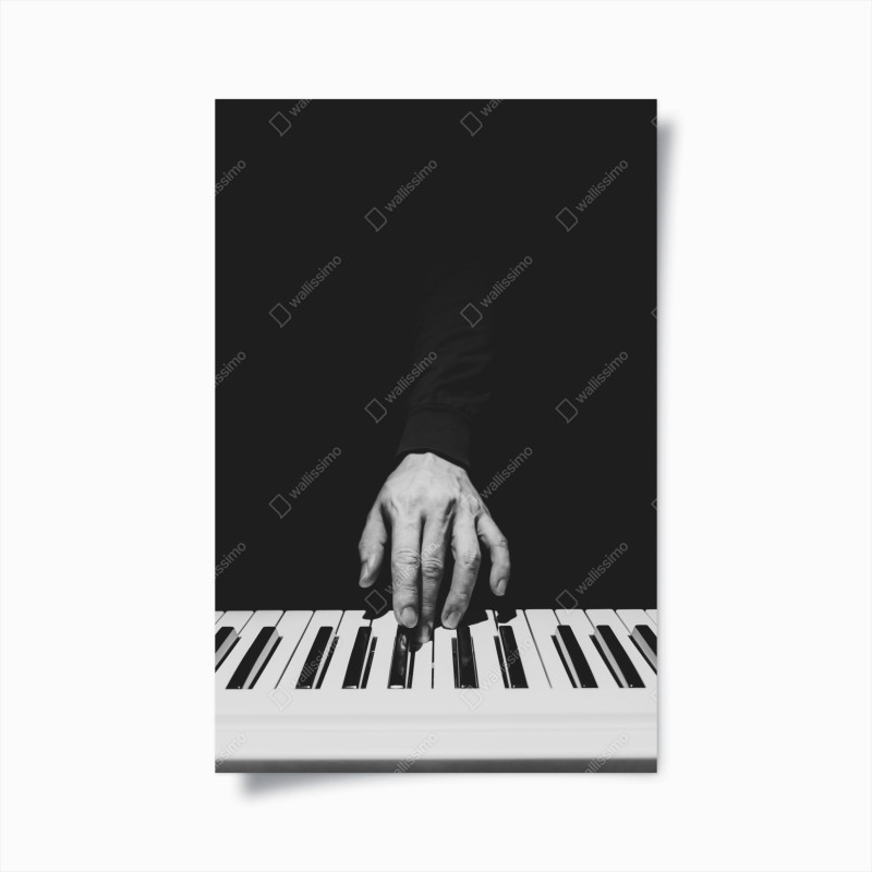 Póster mano sobre teclas en blanco y negro