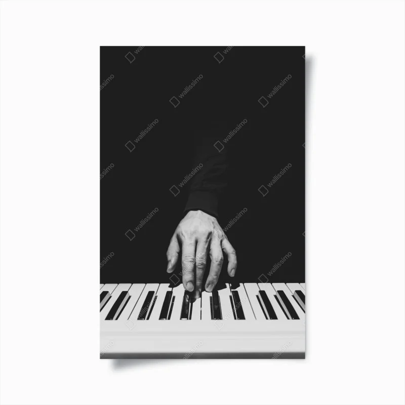 Póster mano sobre teclas en blanco y negro