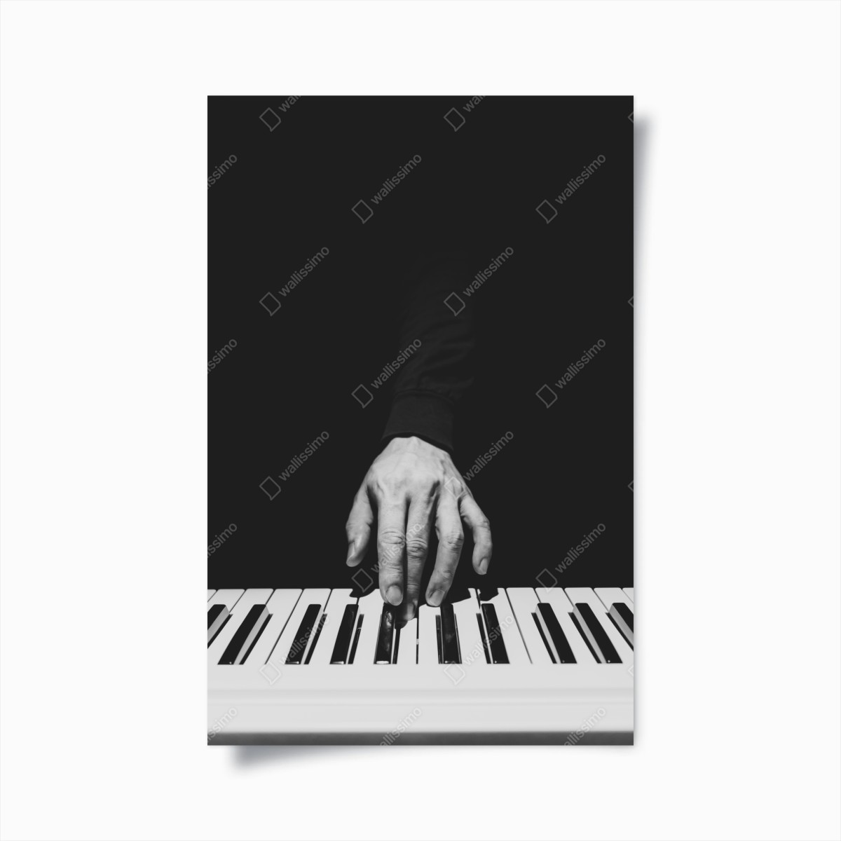 Póster mano sobre teclas en blanco y negro – Pixers®