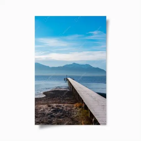 Póster muelle hacia montañas nevadas – Pixers®