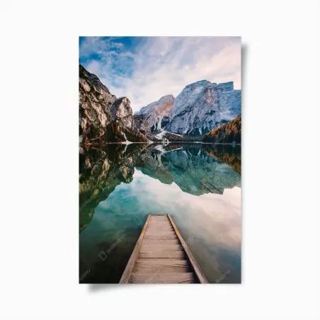 Póster muelle hacia el lago reflejado entre montañas – Pixers®