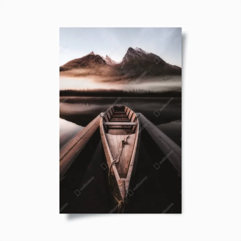Póster barca solitaria en lago montañoso entre niebla