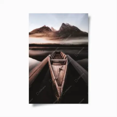 Póster barca solitaria en lago montañoso entre niebla – Pixers®