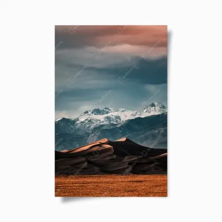 Póster dunas doradas frente a montañas nevadas – Pixers®