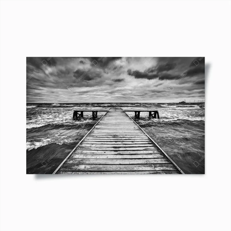 Póster muelle solitario sobre mar tempestuoso