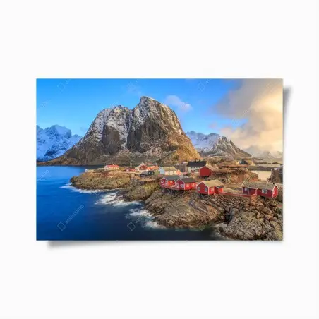 Póster pueblo costero en Noruega entre montañas nevadas – Pixers®