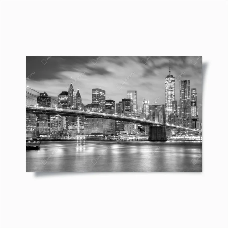 Póster Manhattan nocturna en blanco y negro: puente y rascacielos