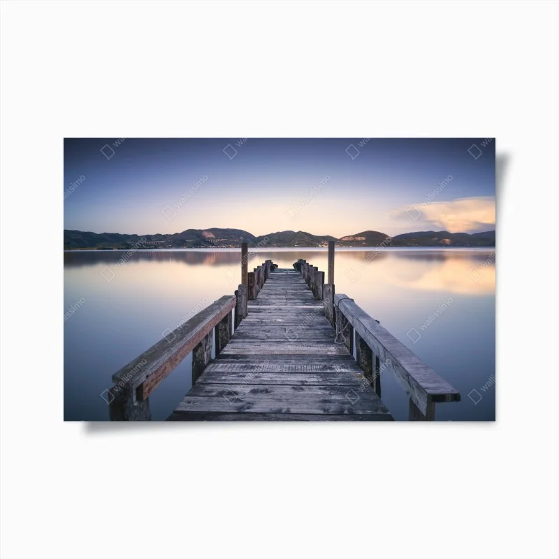 Póster muelle de madera sobre el lago en Versilia, Toscana