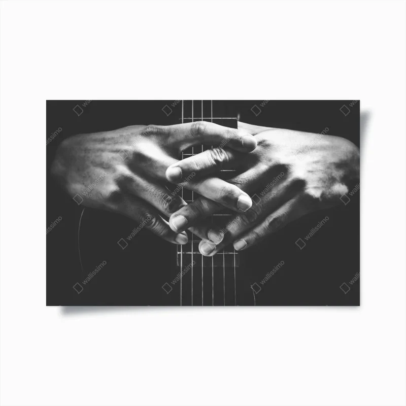 Póster manos entrelazadas sobre el mástil de la guitarra