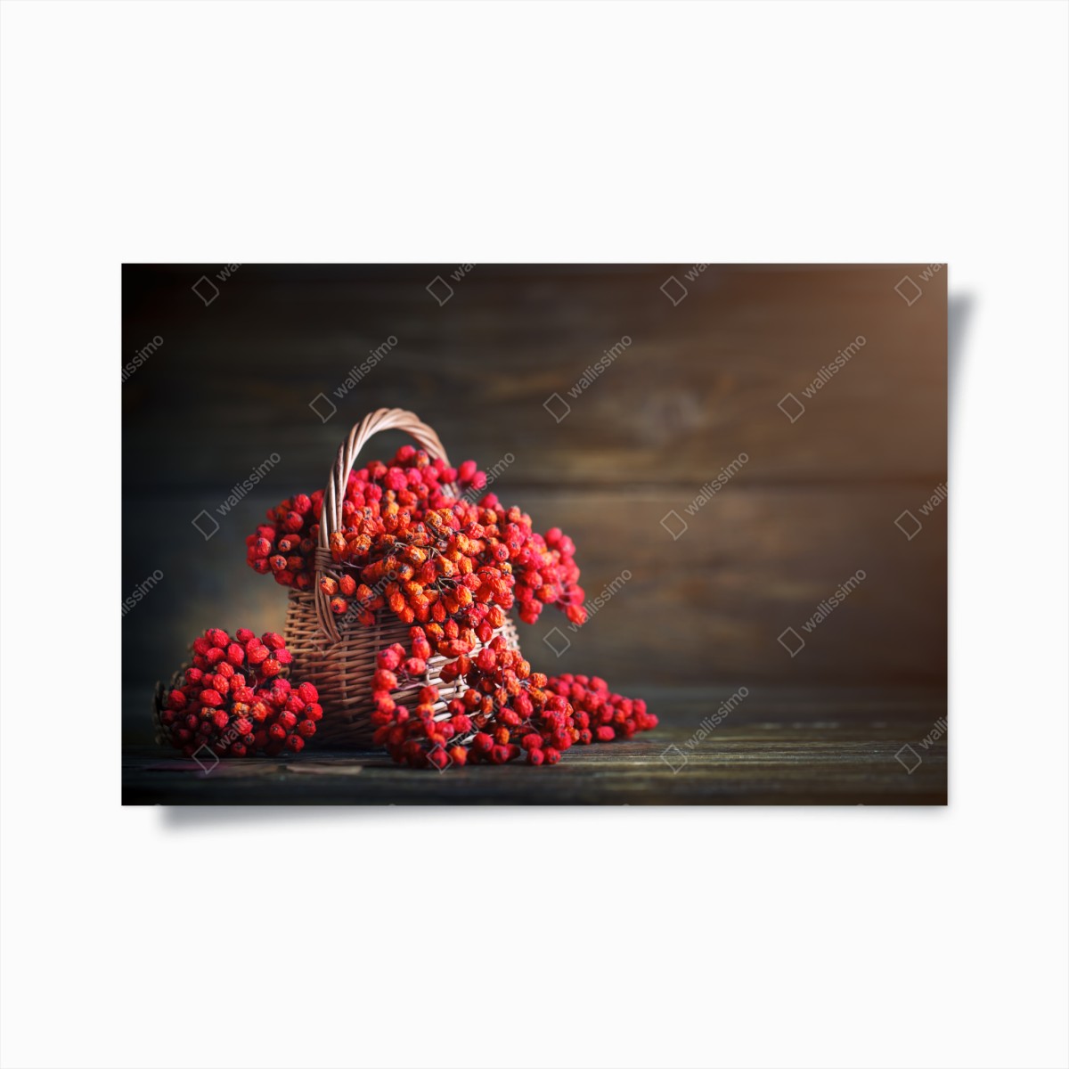 Póster cesta de bayas otoñales sobre fondo de madera – Pixers®
