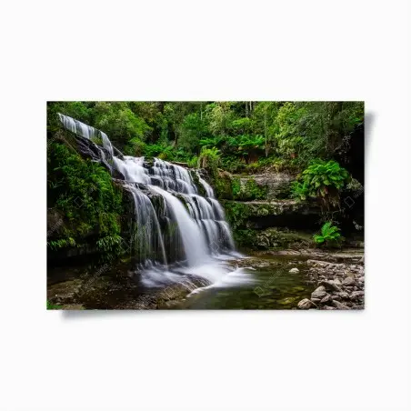 Póster cascada en Liffey: oasis verde y sereno – Pixers®