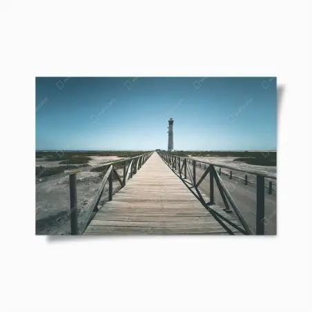 Póster camino de madera hacia el faro en la costa – Pixers®