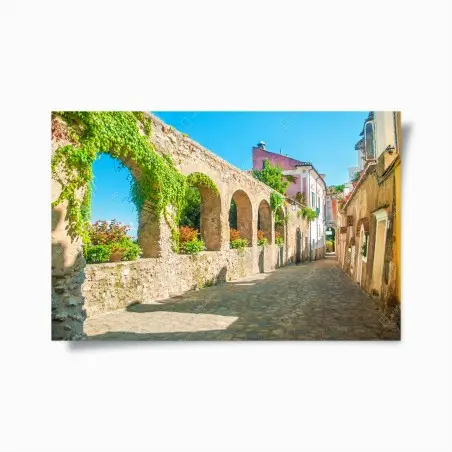 Póster encanto de Ravello: calle empedrada con arcos y flores – Pixers®