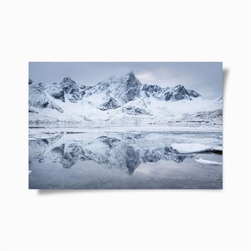 Póster reflejo helado en las montañas de Noruega