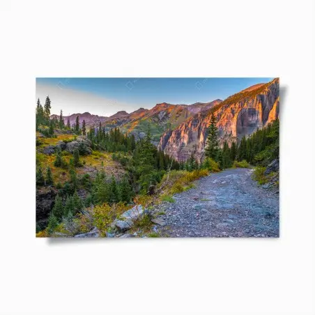 Póster sendero montañoso al atardecer entre acantilados – Pixers®