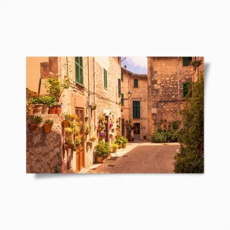 Póster calle mediterránea con macetas y luz dorada – Pixers®
