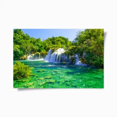 Póster cascada esmeralda en bosque frondoso – Pixers®