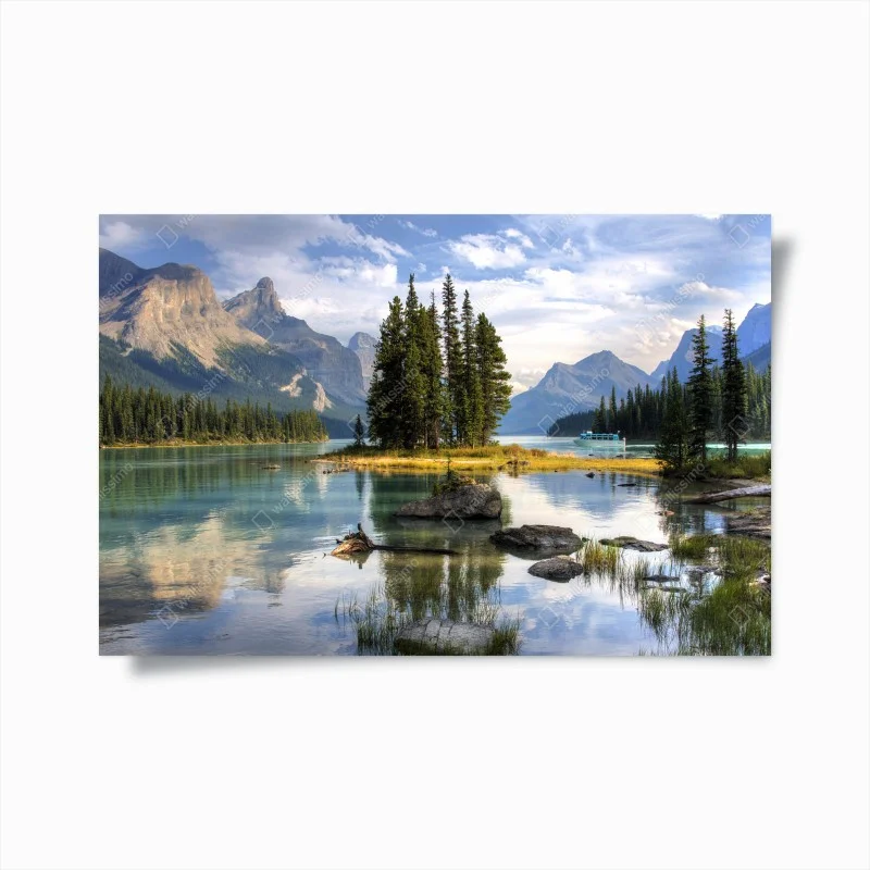 Póster lago montañoso con isla de pinos