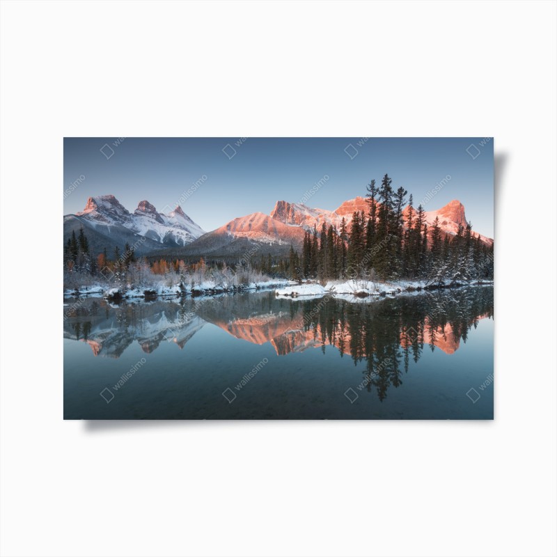 Póster amanecer en montañas nevadas con reflejo en lago