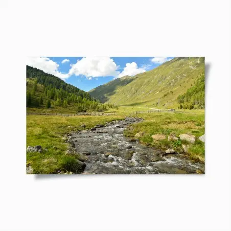 Póster panorama de valle alpino con arroyo cristalino – Pixers®