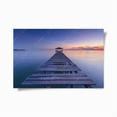 Póster muelle al atardecer sobre aguas serenas – Pixers®