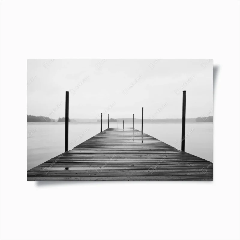 Póster muelle tranquilo en lago brumoso