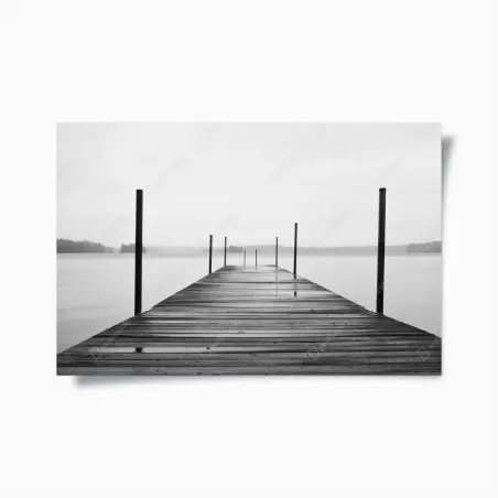 Póster muelle tranquilo en lago brumoso – Pixers®