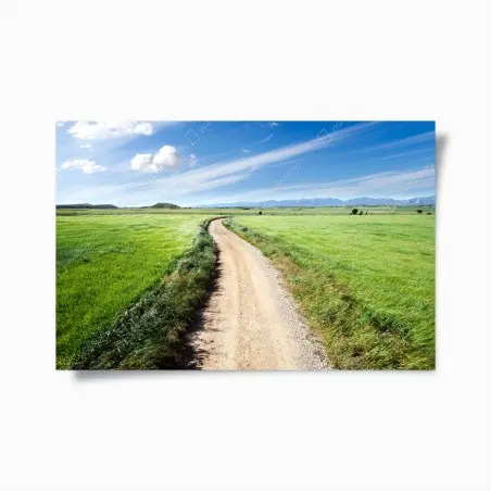 Póster camino campestre hacia montañas bajo cielo azul – Pixers®