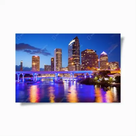 Póster horizonte nocturno de Tampa con reflejos en el río – Pixers®