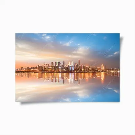 Póster horizonte urbano reflejado al atardecer – Pixers®