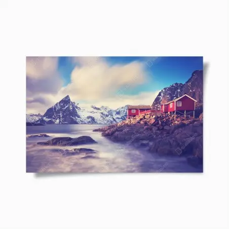 Póster cabañas rojas junto al fiordo bajo montañas nevadas – Pixers®