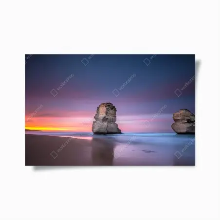 Póster amanecer sobre pilares rocosos en la costa – Pixers®
