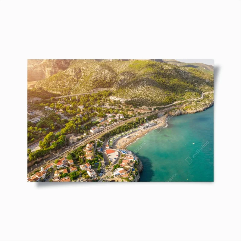 Póster panorámica aérea de pueblo costero y aguas turquesa
