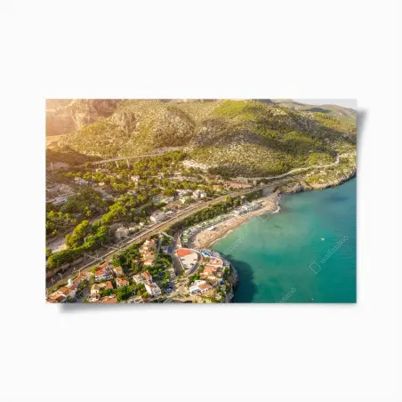 Póster panorámica aérea de pueblo costero y aguas turquesa – Pixers®