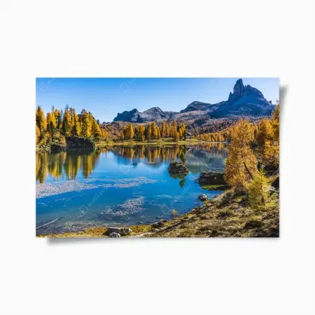 Póster reflejos dorados en lago alpino – Pixers®