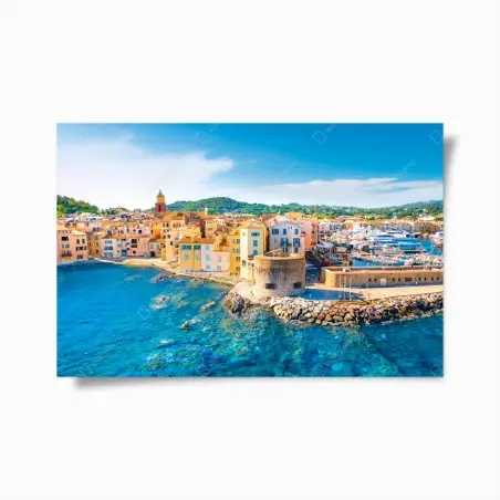 Póster panorámica de pueblo costero y puerto con aguas cristalinas – Pixers®