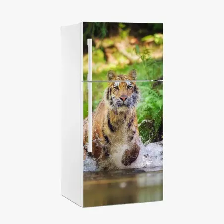 Pegatina para frigorífico tigre en movimiento entre agua y bosque – Pixers®