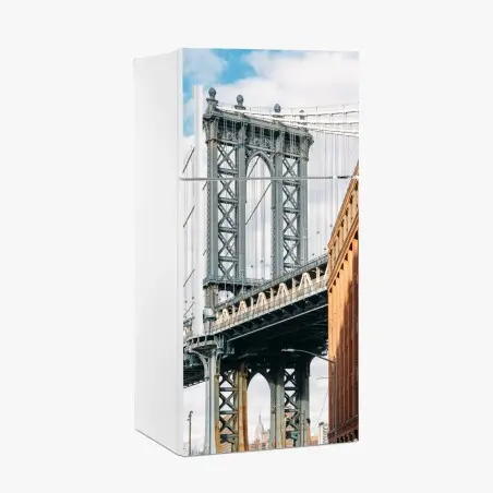 Pegatina para frigorífico vista icónica del puente de Brooklyn entre fachadas de ladrillo – Pixers®