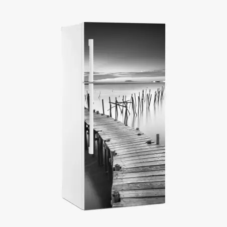 Pegatina para frigorífico muelle antiguo sobre aguas serenas en blanco y negro – Pixers®