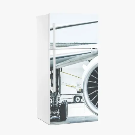 Pegatina para frigorífico motor de avión en la terminal: esencia de viaje – Pixers®